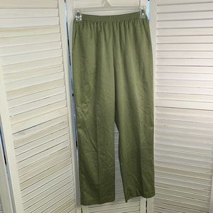 I’m selling these Alfred Dunner pants they are in excellent condition.